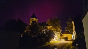 Echtes Foto einer Aurora Borealis über Seefeld im niederösterreichischen Weinviertel